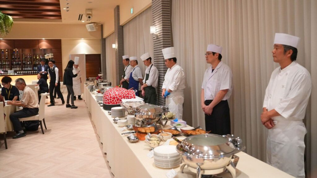 各料理の前に担当シェフが並んでいます