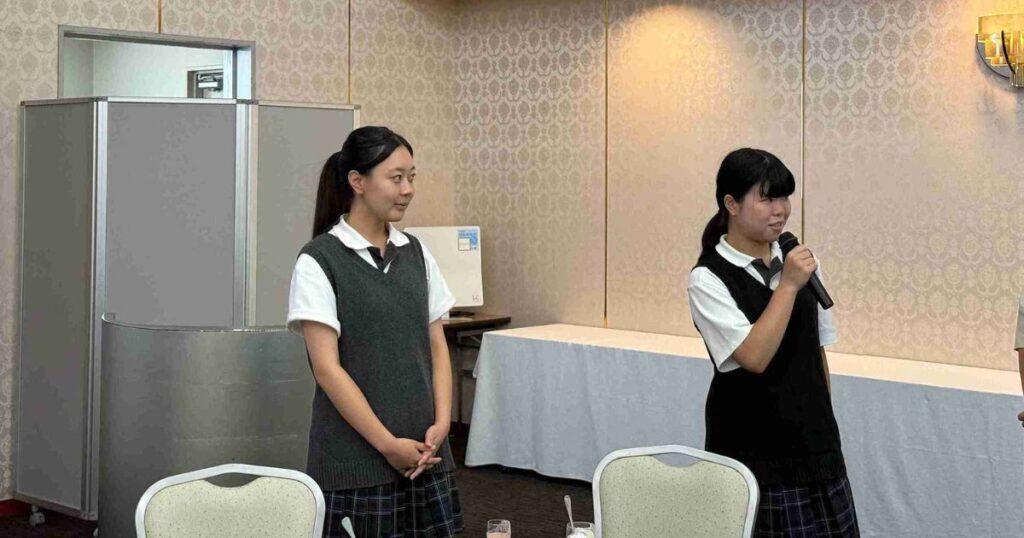 邇摩高校の生徒（大塚陽さん、大畑朱南さん）