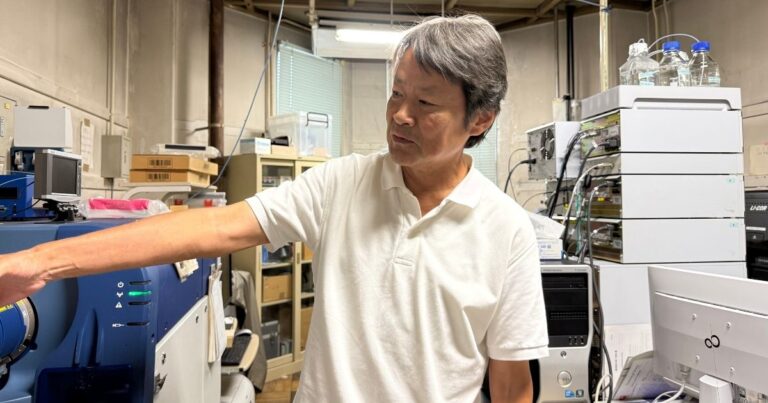 Nano LC-MS/MS（タンパク質のアミノ酸配列などを自在に解析する装置）の説明をする潮教授