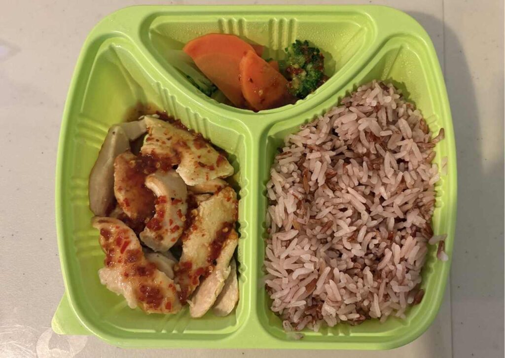 ジャスミン・レッドカーゴ米　グリルチキン ジェオソース弁当（380kcal）